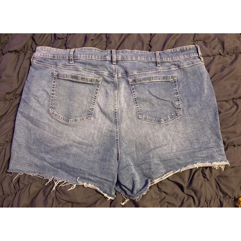Torrid Women's Medium Wash Studded Raw Hem Denim Shorts Size 26